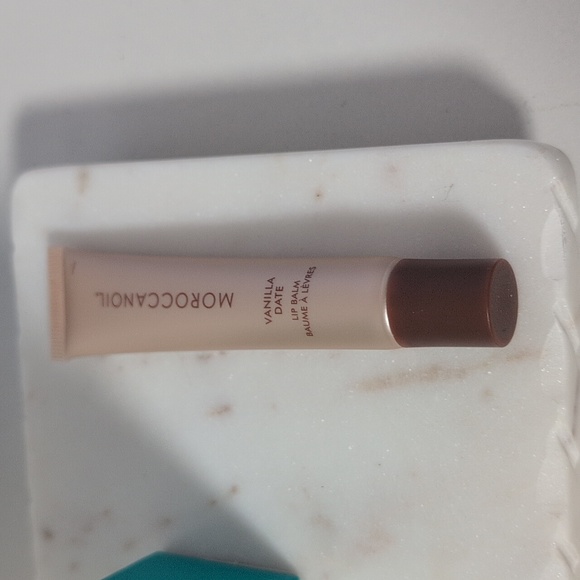 Two Moroccanoil Ultra-Light Treatment Mist in Teal With Vanilla Date Lip Balm - Picture 15 of 16